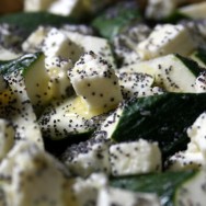 Tarte à la courgette, fêta, tapenade et pavot