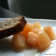 Pommes et coings pochés et leur pain d'épice aux noix et coings